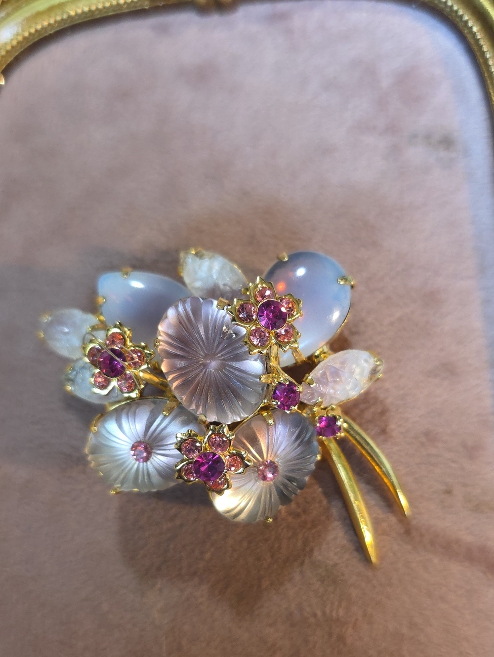 Vintage Juliana D&E Carved Frosted Art Glass & Fuchsia Rhinestone Flower Brooch